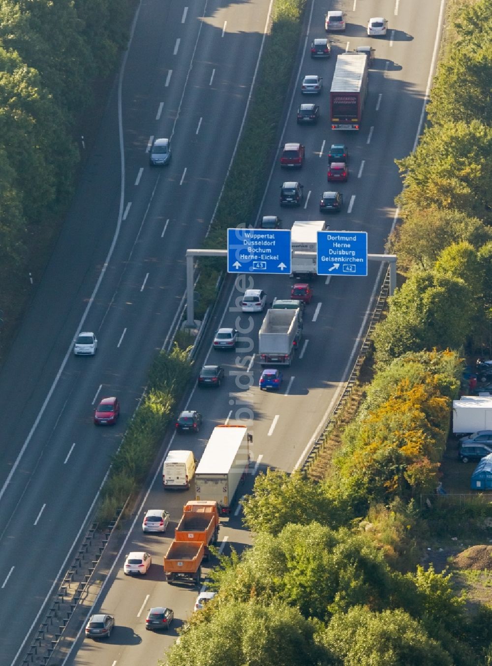 Recklinghausen aus der Vogelperspektive: Straßenverkehr Stau auf der Autobahn BAB A43 zum Autobahnkreuz A43 und A2 bei Recklinghausen im Bundesland Nordrhein-Westfalen