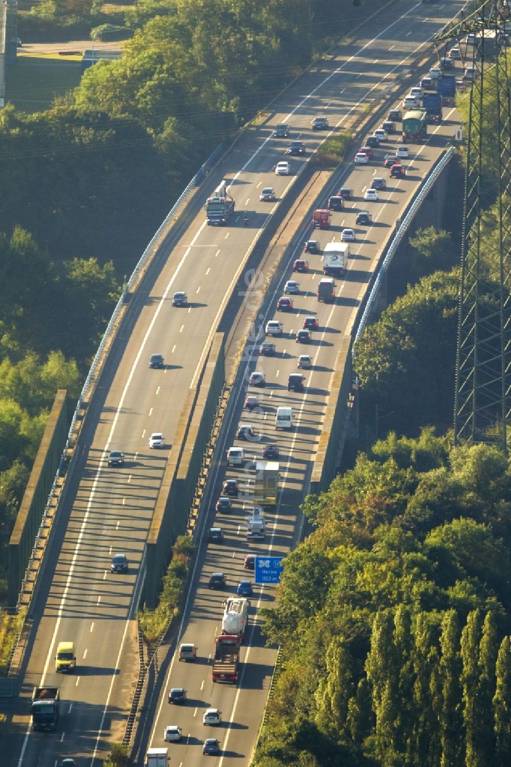 Luftaufnahme Recklinghausen - Straßenverkehr Stau auf der Autobahn BAB A43 zum Autobahnkreuz A43 und A2 bei Recklinghausen im Bundesland Nordrhein-Westfalen