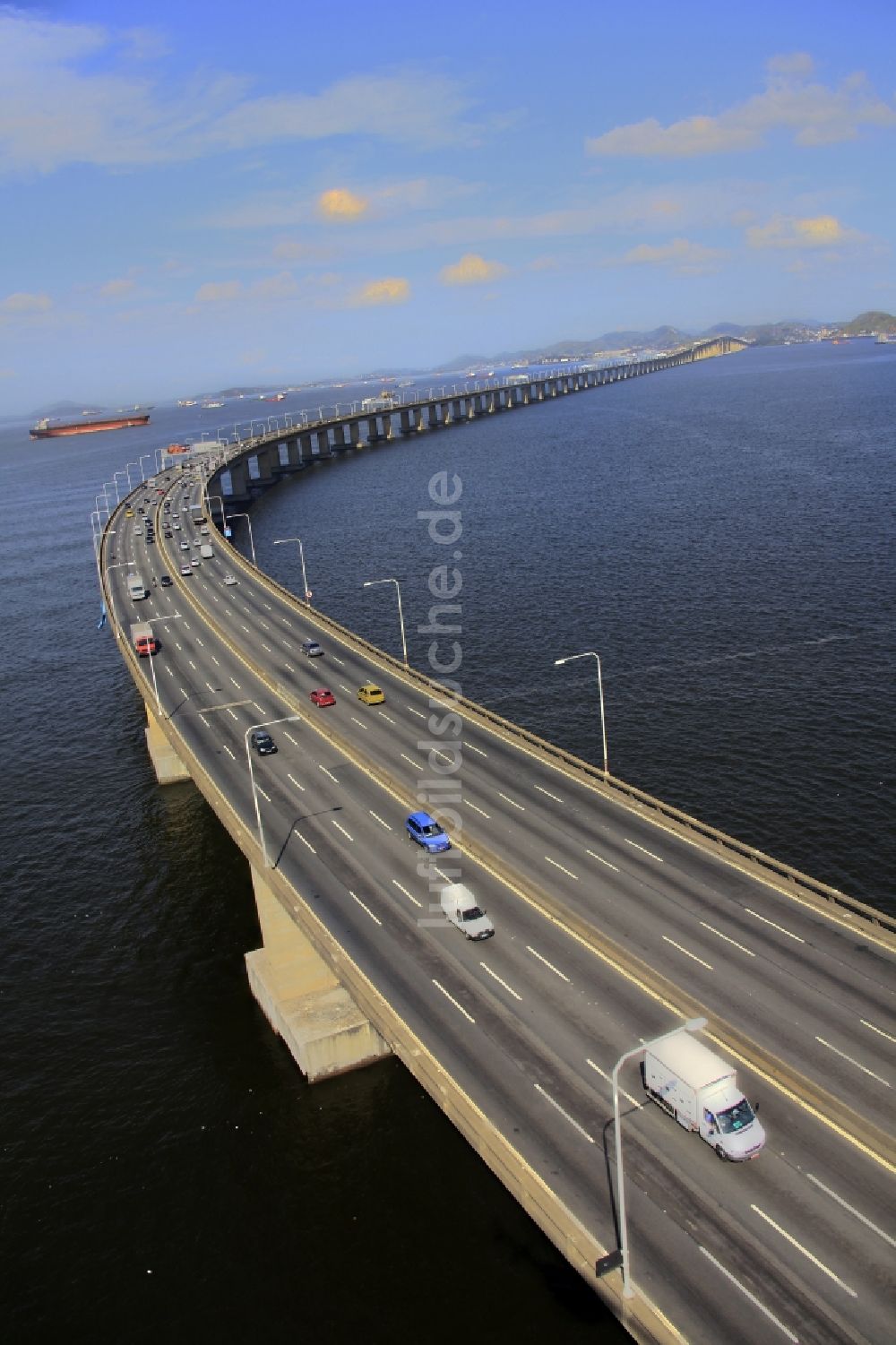 Luftaufnahme Rio de Janeiro - Straßenverkehr auf dem Viadukt Ponte Presidente Costa e Silva an der Küste der Bucht Baia de Guanabra in Rio de Janeiro in Brasilien