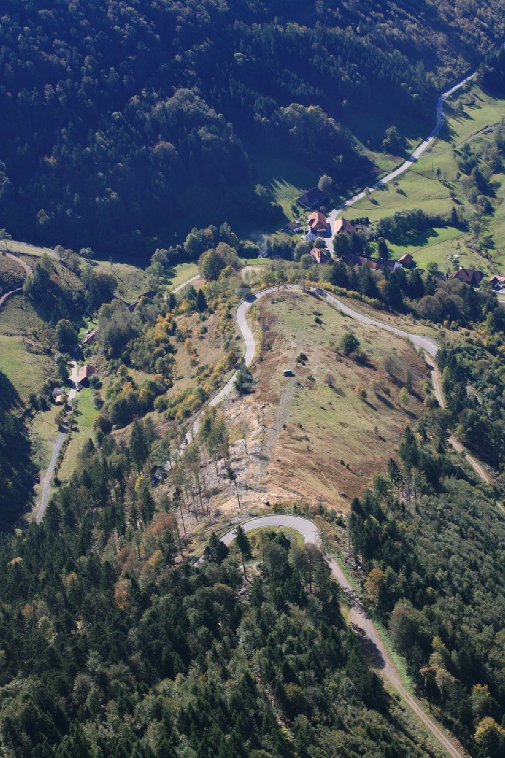 Häg-Ehrsberg aus der Vogelperspektive: Straßenverlauf an den Berghängen des Südschwarzwald bei Häg-Ehrsberg im Bundesland Baden-Württemberg