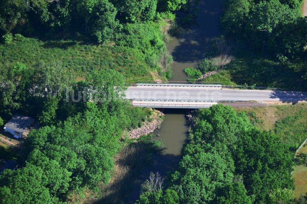 Luftbild Elbe-Parey - Straßenverlauf und Brücke beim Ortsteil Güsen in der Gemeinde Elbe-Parey im Bundesland Sachsen-Anhalt