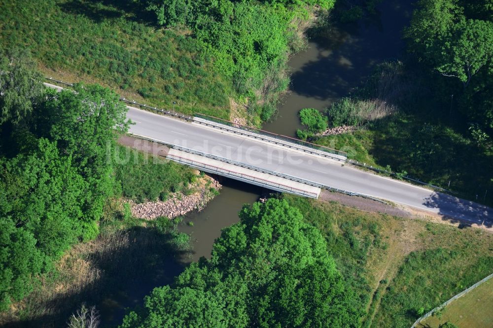 Luftaufnahme Elbe-Parey - Straßenverlauf und Brücke beim Ortsteil Güsen in der Gemeinde Elbe-Parey im Bundesland Sachsen-Anhalt