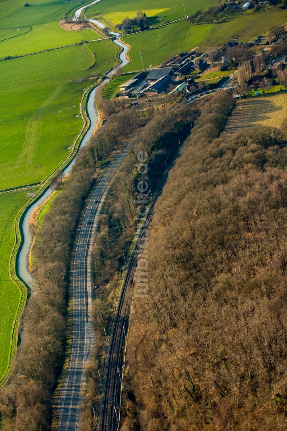 Luftbild Emmerich am Rhein - Straßenverlauf der B8 und der Eisenbahnlinie Betuwe-Line im Stadtteil Elten in Emmerich am Rhein im Bundesland Nordrhein-Westfalen