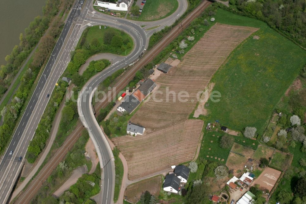 Trier von oben - Straßenverlauf, Felder und Bauernhof im Ortsbezirk Feyen in Trier im Bundesland Rheinland-Pfalz