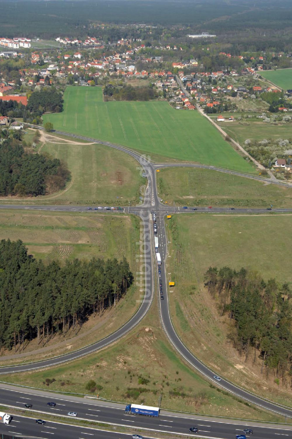 MICHENDORF von oben - Strassenverlauf der B2 Ortsumgehung Michendorf