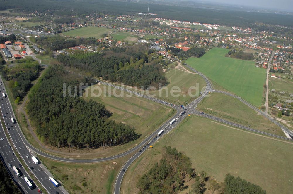 MICHENDORF aus der Vogelperspektive: Strassenverlauf der B2 Ortsumgehung Michendorf