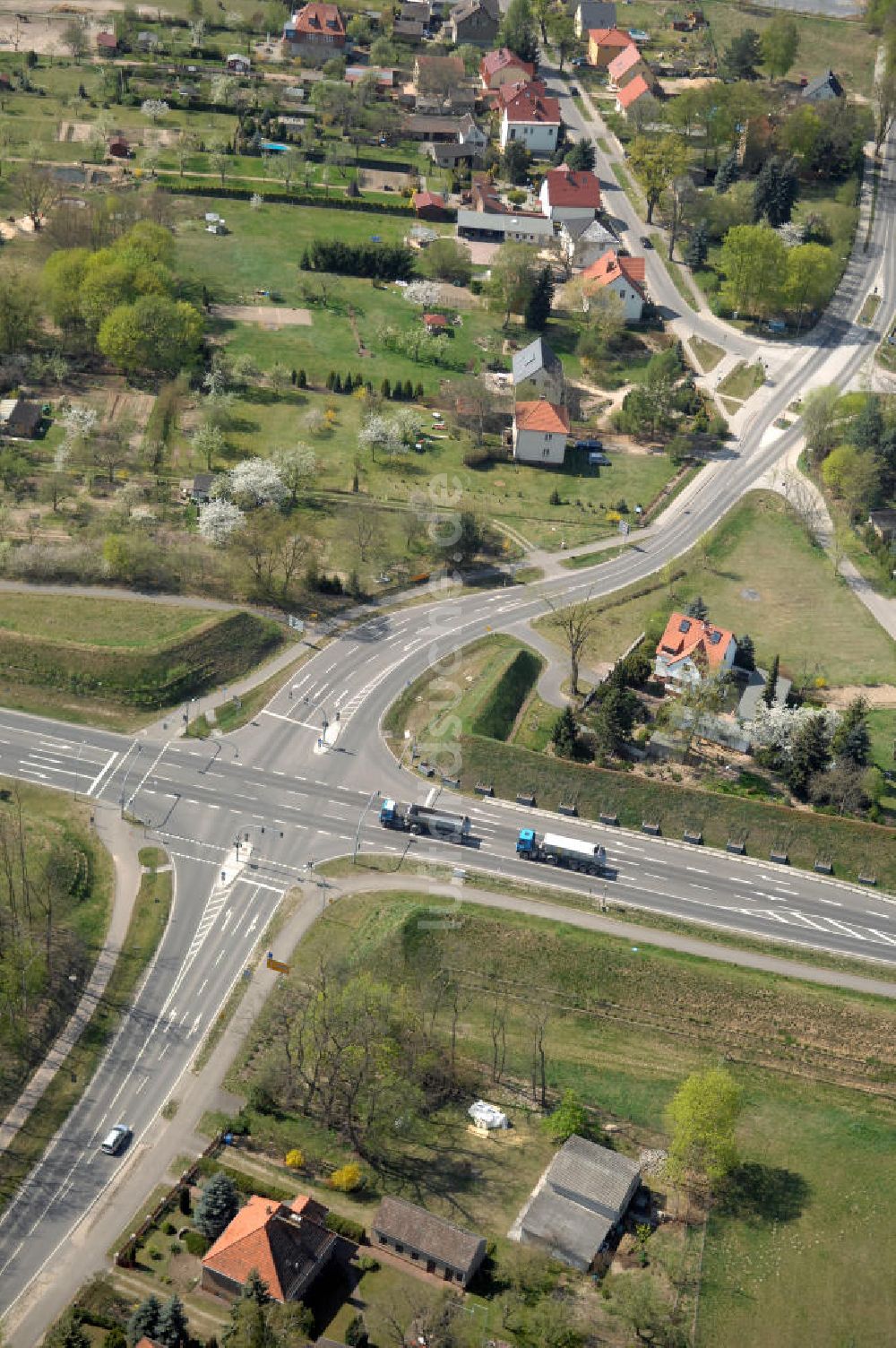 MICHENDORF aus der Vogelperspektive: Strassenverlauf der B2 Ortsumgehung Michendorf