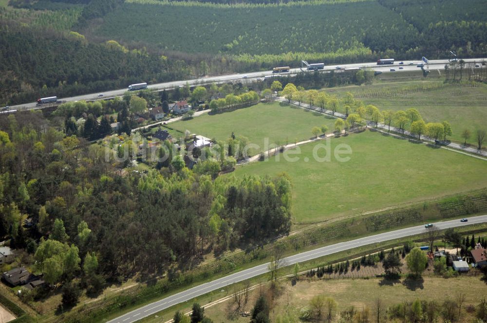 MICHENDORF von oben - Strassenverlauf der B2 Ortsumgehung Michendorf