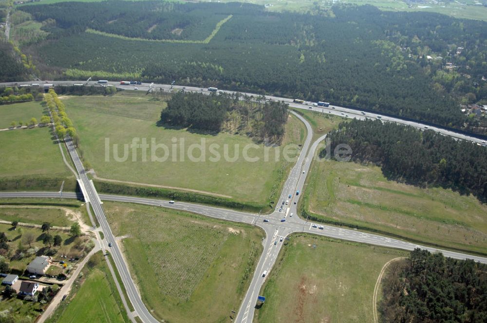 MICHENDORF aus der Vogelperspektive: Strassenverlauf der B2 Ortsumgehung Michendorf