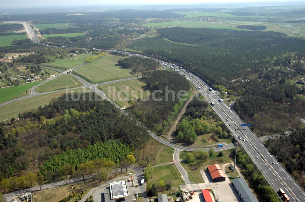 MICHENDORF von oben - Strassenverlauf der B2 Ortsumgehung Michendorf