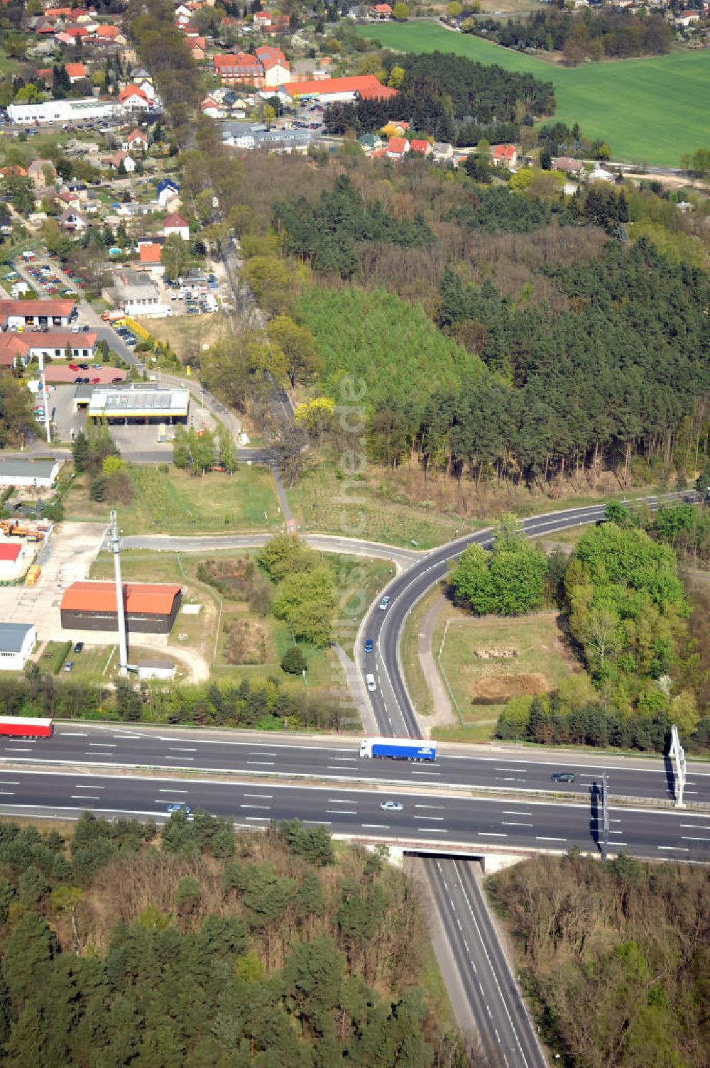 MICHENDORF von oben - Strassenverlauf der B2 Ortsumgehung Michendorf