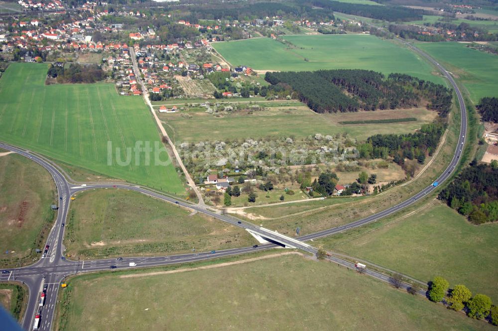 MICHENDORF aus der Vogelperspektive: Strassenverlauf der B2 Ortsumgehung Michendorf