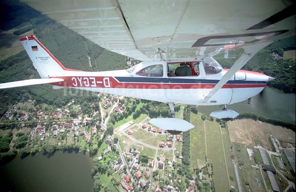 Luftbild Strausberg / Brandenburg - Strausberg / Brandenburg Bild des Flugzeugs mit dem Piloten Robert Grahn, Inhaber der Firma Luftbild & Pressefoto über dem Bundesland Brandenburg 17