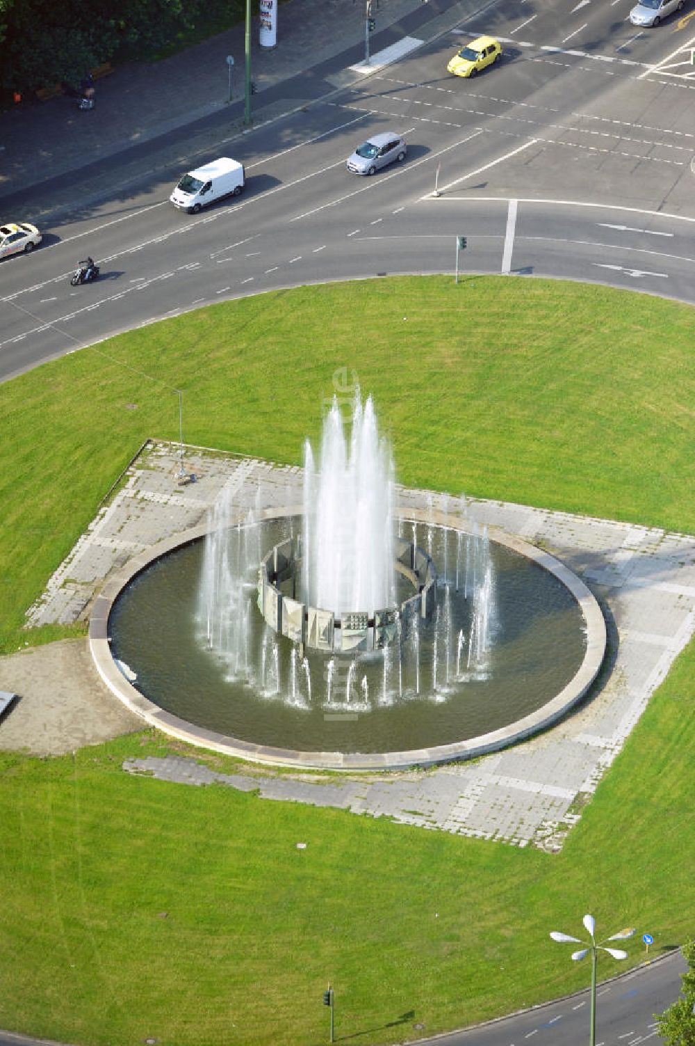 Berlin Mitte aus der Vogelperspektive: Strausberger Platz in Berlin-Friedrichshain