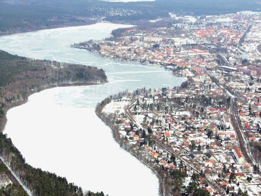 Strausberg / BRB von oben - Straußsee in Straußberg zugefroren und verschneit, daneben ein Teil von Straußberg-Stadt.