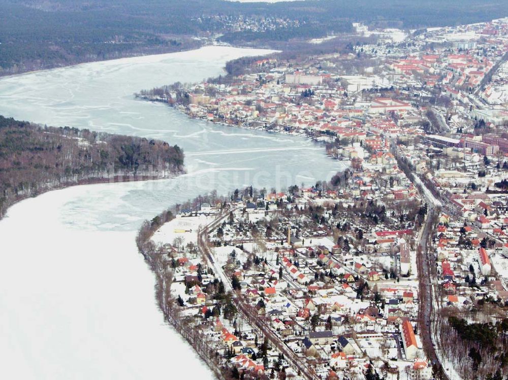 Strausberg / BRB aus der Vogelperspektive: Straußsee in Straußberg zugefroren und verschneit, daneben ein Teil von Straußberg-Stadt.