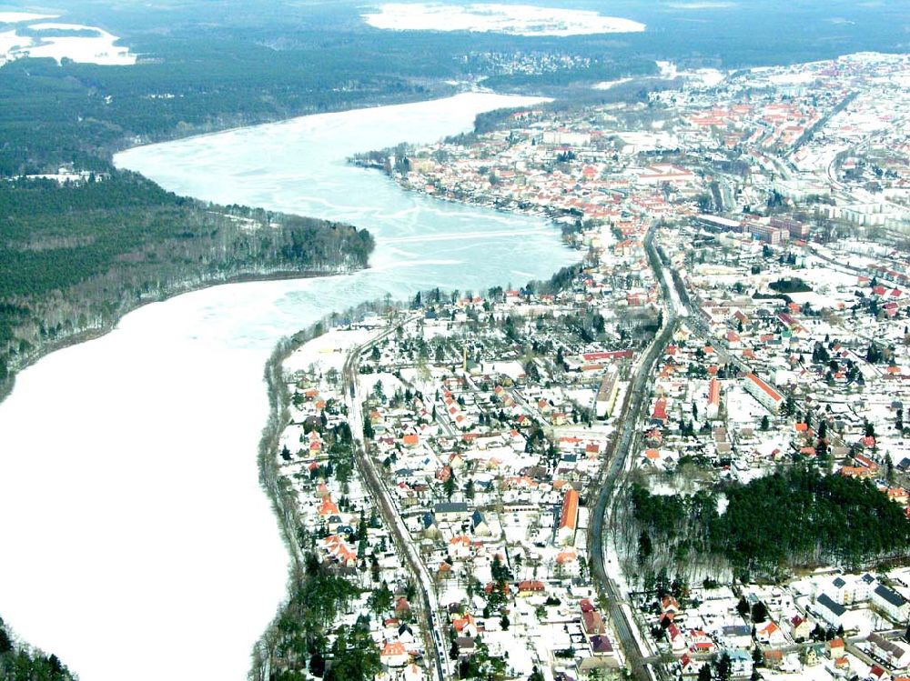 Luftbild Strausberg / BRB - Straußsee in Straußberg zugefroren und verschneit, daneben ein Teil von Straußberg-Stadt.