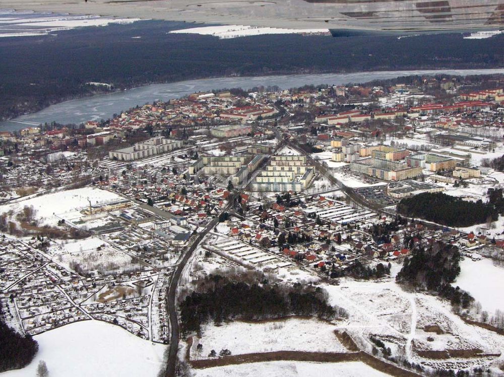 Strausberg / BRB von oben - Straußsee in Straußberg zugefroren und verschneit, daneben ein Teil von Straußberg-Stadt.