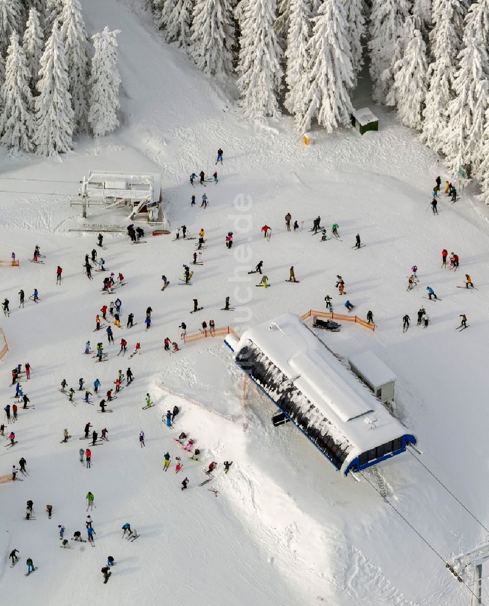 Winterberg von oben - Strecke des Abfahrtskigebietes mit Bergstation, Skilift und Überfahrten in Winterberg im Bundesland Nordrhein-Westfalen NRW