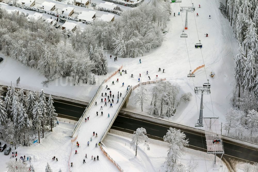 Luftbild Winterberg - Strecke des Abfahrtskigebietes mit Bergstation, Skilift und Überfahrten in Winterberg im Bundesland Nordrhein-Westfalen NRW