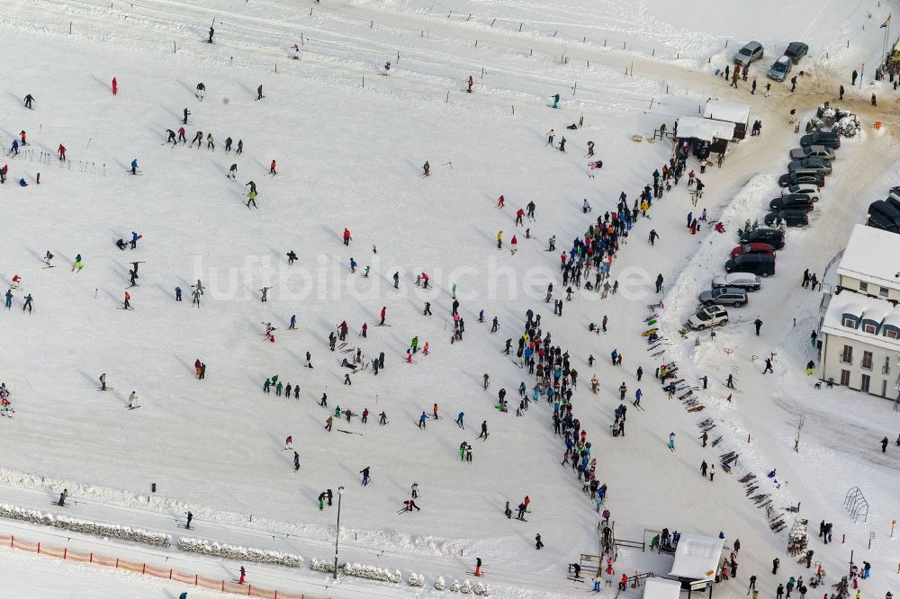 Luftaufnahme Winterberg - Strecke des Abfahrtskigebietes mit Bergstation, Skilift und Überfahrten in Winterberg im Bundesland Nordrhein-Westfalen NRW