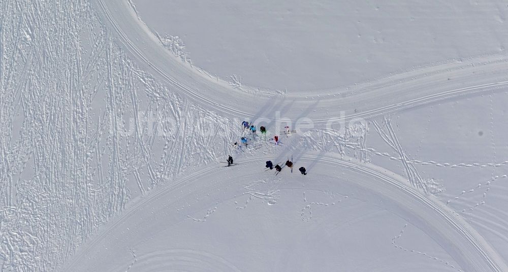 Winterberg aus der Vogelperspektive: Strecke des Abfahrtskigebietes mit Bergstation, Skilift und Überfahrten in Winterberg im Bundesland Nordrhein-Westfalen NRW