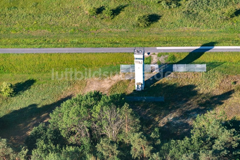 Popelau aus der Vogelperspektive: Strecken- Verlauf der ehemaligen innerdeutschen Staatsgrenze mit Grenzzaun und Wachturm in Popelau im Bundesland Niedersachsen, Deutschland