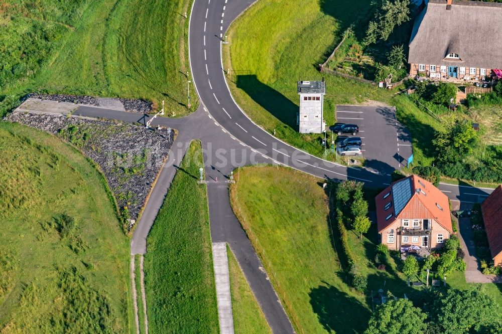 Luftaufnahme Neu Bleckede - Strecken- Verlauf der ehemaligen innerdeutschen Staatsgrenze Wachturm und Grenzzaun in Neu Bleckede im Bundesland Niedersachsen, Deutschland