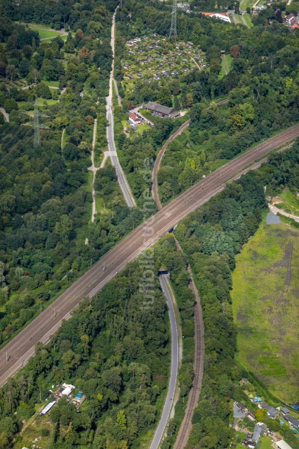 Essen von oben - Streckenführung des Radweges - Skatebahn neben der Böhmerstraße in Essen im Bundesland Nordrhein-Westfalen - NRW, Deutschland