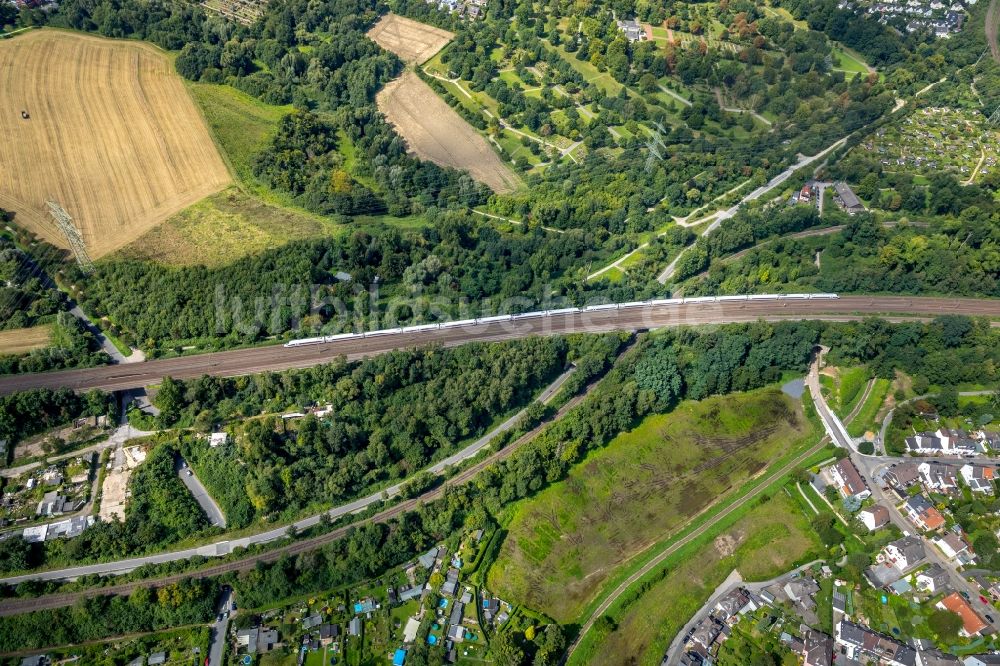 Essen aus der Vogelperspektive: Streckenführung des Radweges - Skatebahn neben der Böhmerstraße in Essen im Bundesland Nordrhein-Westfalen - NRW, Deutschland