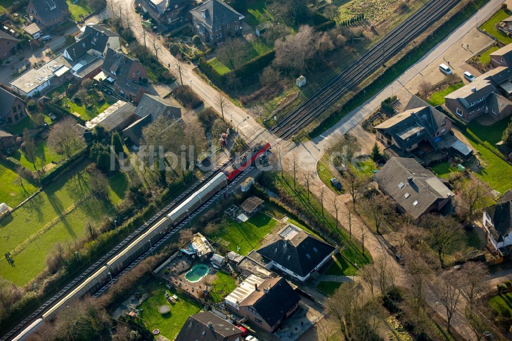 Luftaufnahme Emmerich am Rhein - Streckenverlauf der Güterfernstrecke Betuwe im Stadtteil Praest in Emmerich am Rhein im Bundesland Nordrhein-Westfalen