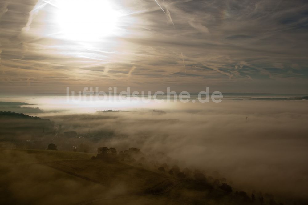 Lelleg von oben - Streckenverlauf der Stromführungstrasse im Morgennebel in Lelleg in Grevenmacher, Luxemburg