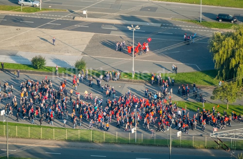 Bochum aus der Vogelperspektive: Streik gegen Fusion auf dem Werksgelände der thyssenkrupp Steel Europe AG in Bochum im Bundesland Nordrhein-Westfalen, Deutschland