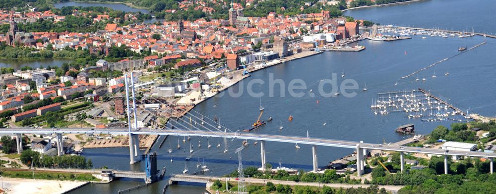 Luftbild Hansestadt Stralsund - Strelasundquerung / Rügenbrücke mit Rügendamm in Stralsund