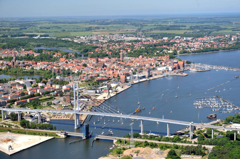 Luftaufnahme Hansestadt Stralsund - Strelasundquerung / Rügenbrücke mit Rügendamm in Stralsund