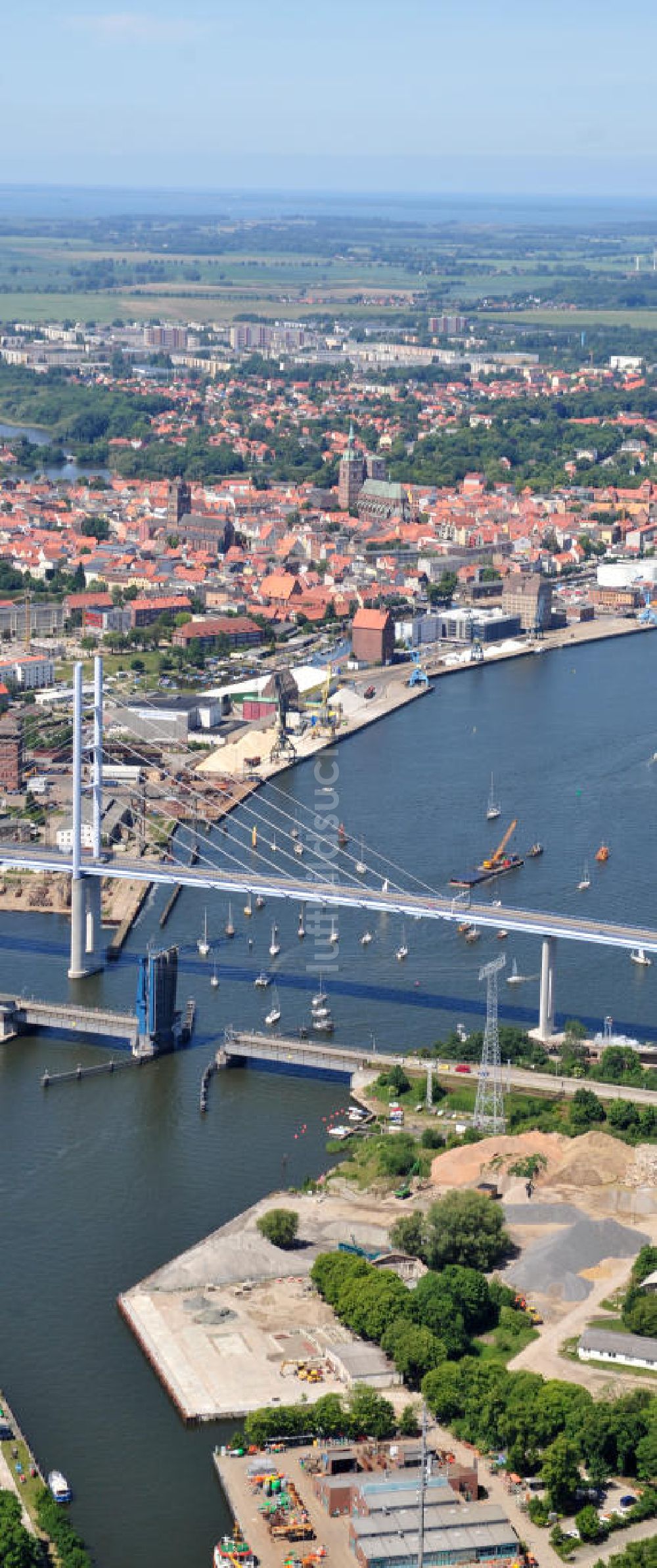 Hansestadt Stralsund von oben - Strelasundquerung / Rügenbrücke mit Rügendamm in Stralsund