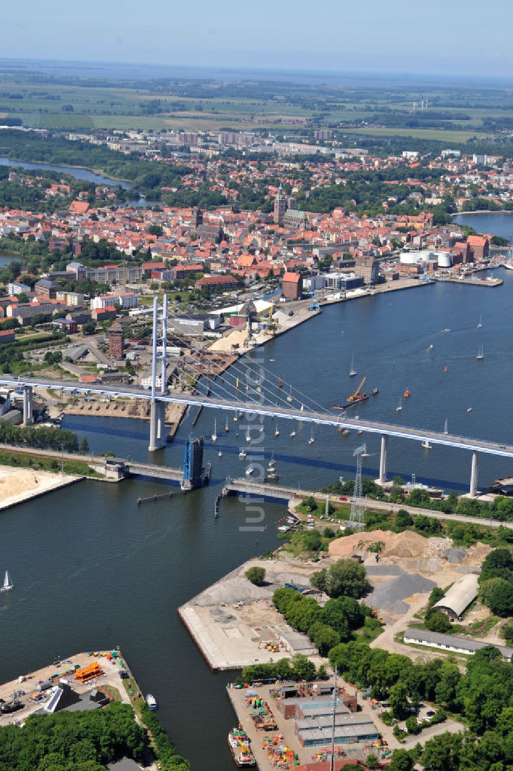 Hansestadt Stralsund aus der Vogelperspektive: Strelasundquerung / Rügenbrücke mit Rügendamm in Stralsund