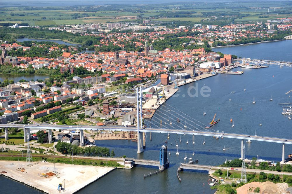 Luftaufnahme Hansestadt Stralsund - Strelasundquerung / Rügenbrücke mit Rügendamm in Stralsund