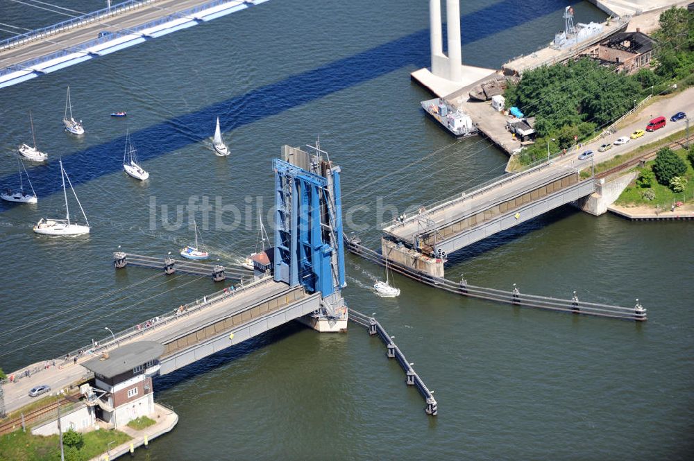 Hansestadt Stralsund aus der Vogelperspektive: Strelasundquerung / Rügenbrücke mit Rügendamm in Stralsund