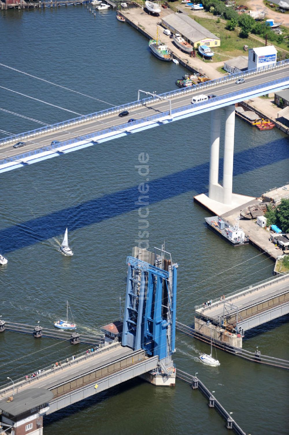 Luftbild Hansestadt Stralsund - Strelasundquerung / Rügenbrücke mit Rügendamm in Stralsund