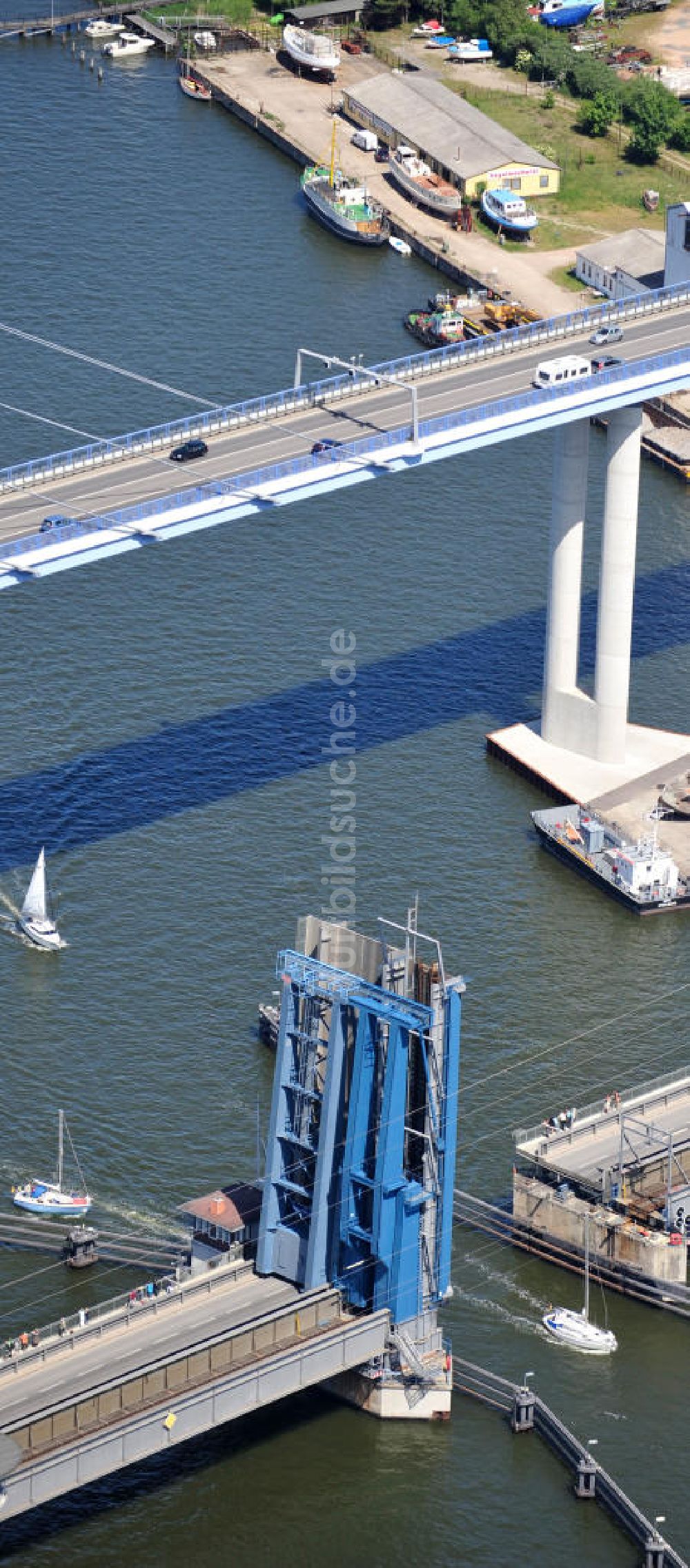 Luftaufnahme Hansestadt Stralsund - Strelasundquerung / Rügenbrücke mit Rügendamm in Stralsund