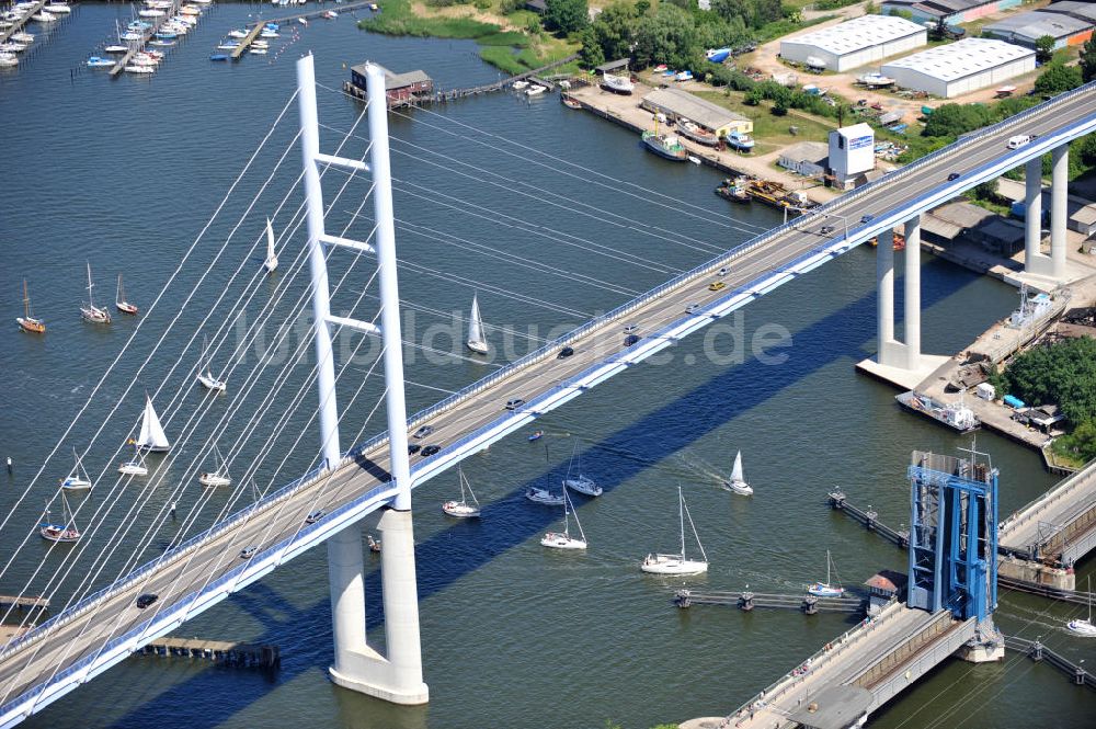 Hansestadt Stralsund aus der Vogelperspektive: Strelasundquerung / Rügenbrücke mit Rügendamm in Stralsund