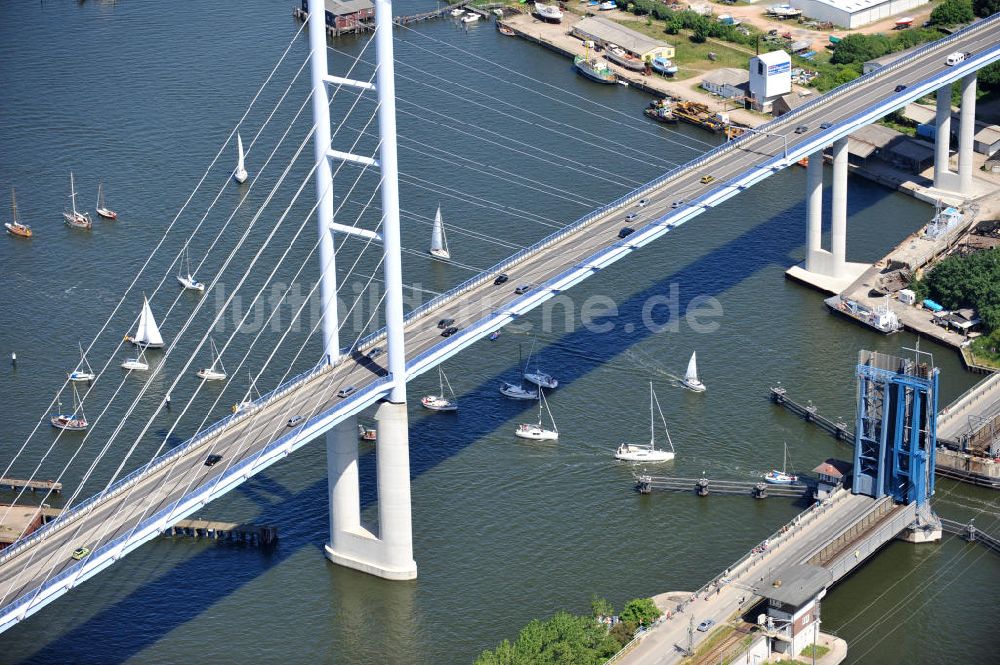 Luftbild Hansestadt Stralsund - Strelasundquerung / Rügenbrücke mit Rügendamm in Stralsund