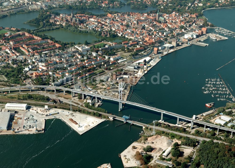 Stralsund aus der Vogelperspektive: Strelasundquerung / Rügenbrücke mit Rügendamm in Stralsund im Bundesland Mecklenburg-Vorpommern