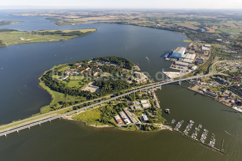 Luftaufnahme Stralsund - Strelasundquerung / Rügenbrücke mit Rügendamm in Stralsund im Bundesland Mecklenburg-Vorpommern