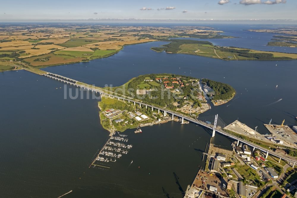 Stralsund von oben - Strelasundquerung / Rügenbrücke mit Rügendamm in Stralsund im Bundesland Mecklenburg-Vorpommern