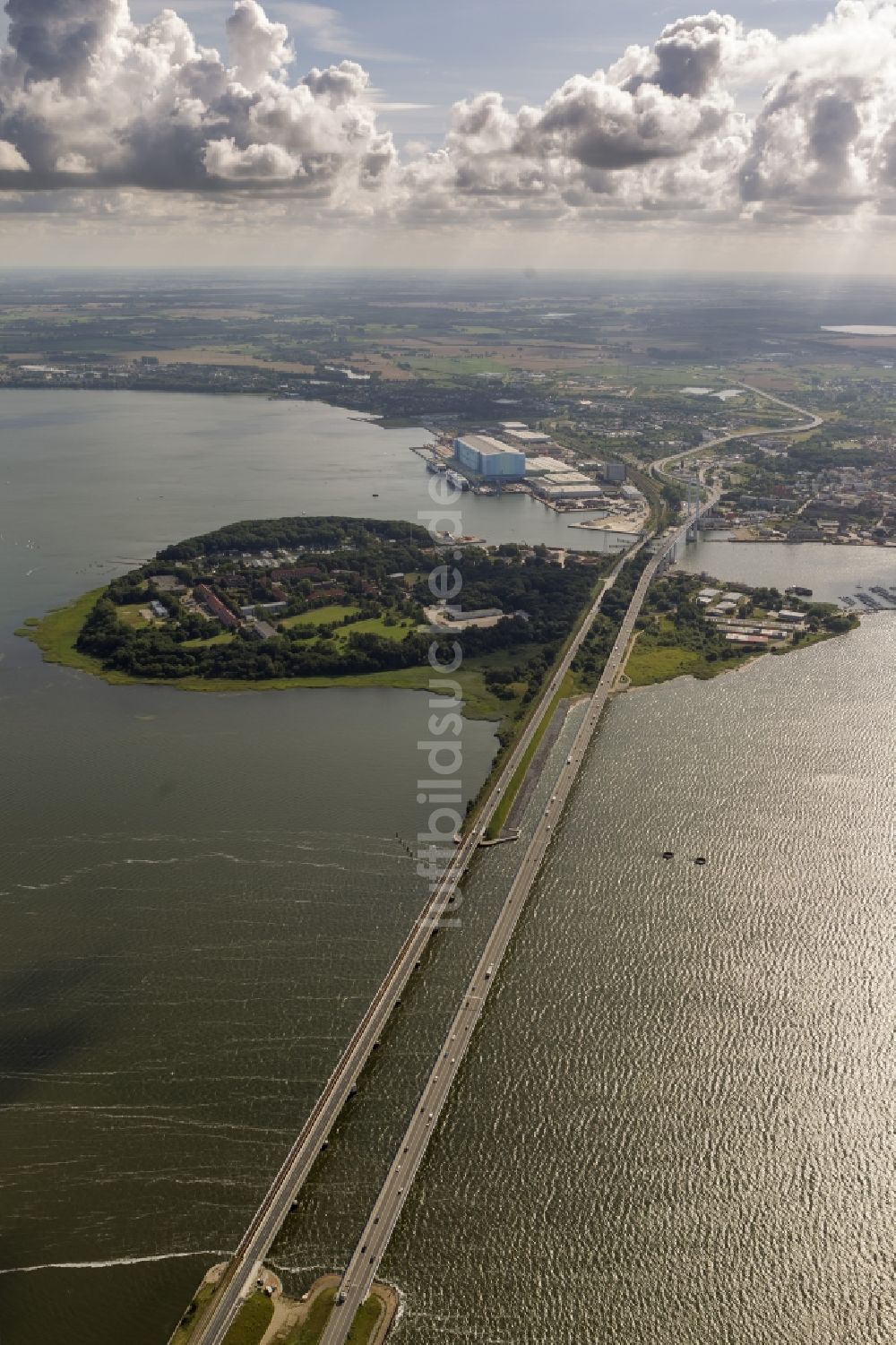 Luftaufnahme Stralsund - Strelasundquerung / Rügenbrücke mit Rügendamm in Stralsund im Bundesland Mecklenburg-Vorpommern