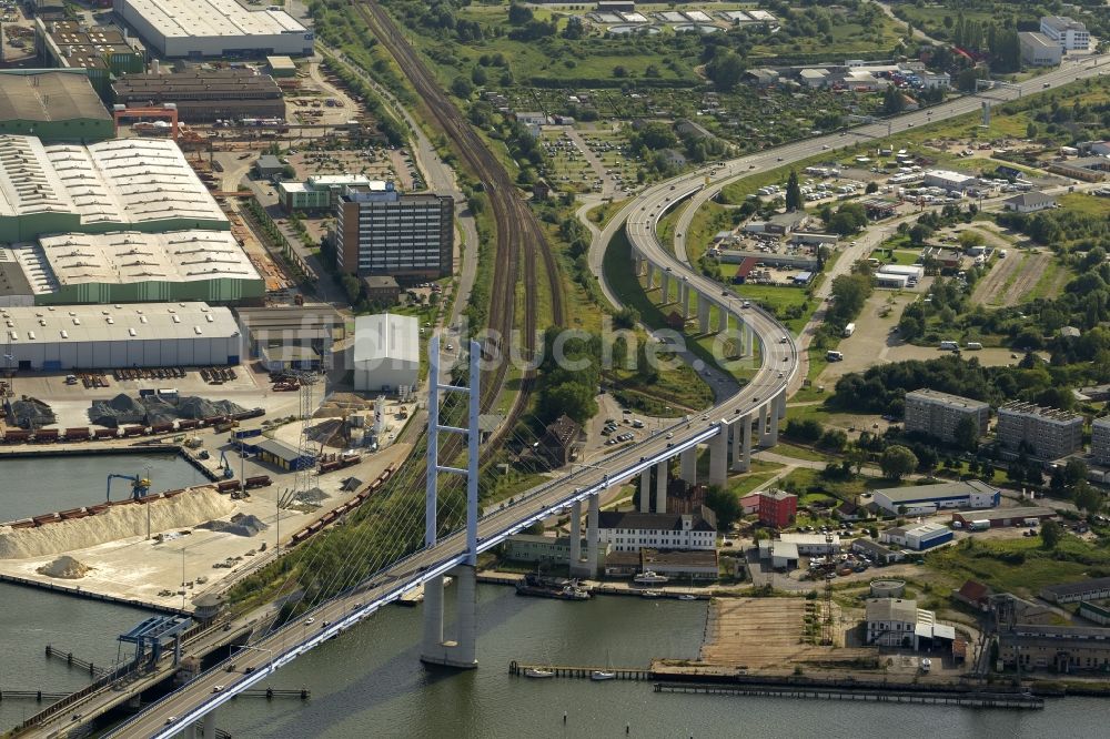 Stralsund von oben - Strelasundquerung / Rügenbrücke mit Rügendamm in Stralsund im Bundesland Mecklenburg-Vorpommern