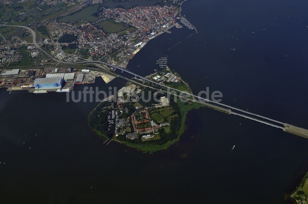 Stralsund von oben - Strelasundquerung / Rügenbrücke mit Rügendamm in Stralsund im Bundesland Mecklenburg-Vorpommern