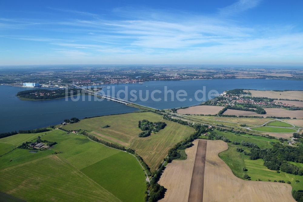 Stralsund von oben - Strelasundquerung / Rügenbrücke mit Rügendamm in Stralsund im Bundesland Mecklenburg-Vorpommern